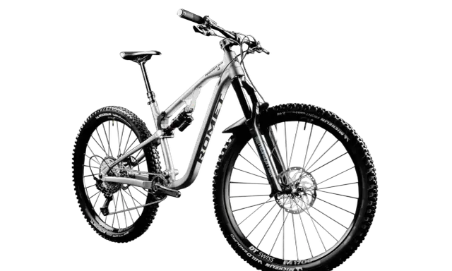 Srebrny rower górski, idealny na trudne trasy. Czy to rower crossowy czy mtb? Zdecydowanie ten drugi, gotowy na każde wyzwanie.