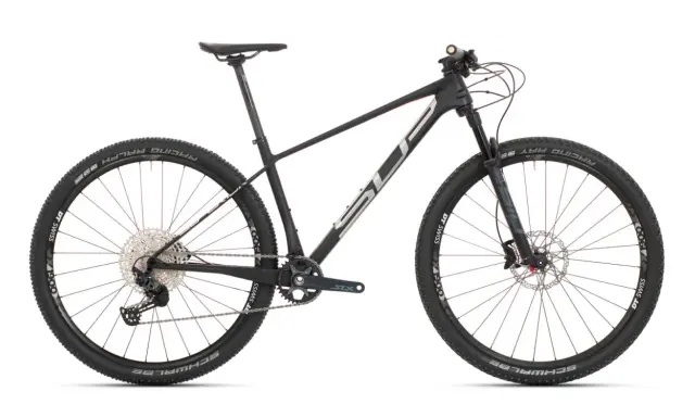 Czarny rower górski Superior XP 969 z pełnym zawieszeniem, oponami Schwalbe i kołami DT Swiss.