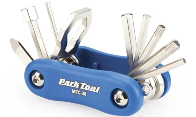 Narzędzie wielofunkcyjne Park Tool MTC-30 z niebieską rączką, zawierające różne klucze imbusowe i Torx. Idealne, jakie klucze do roweru na szybkie naprawy w trasie.