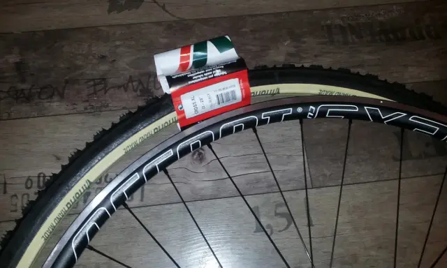 Nowa szytka rowerowa Vittoria Cross XL 33-28" czeka na założenie na obręcz koła.