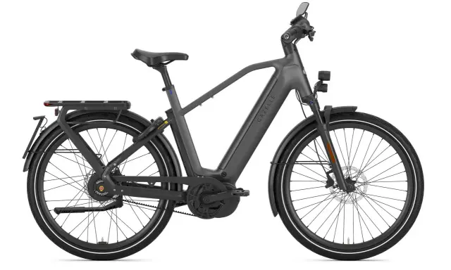 Szary rower elektryczny Gazelle z bagażnikiem i oświetleniem, jeden z najszybszych rowerów elektrycznych na rynku.