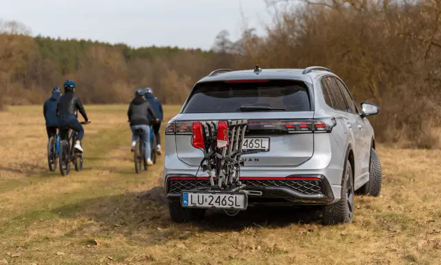 Srebrny SUV z bagażnikiem rowerowym na haku, gotowy na wycieczkę. Wniosek o wydanie tablicy rejestracyjnej na bagażnik rowerowy jest już złożony.