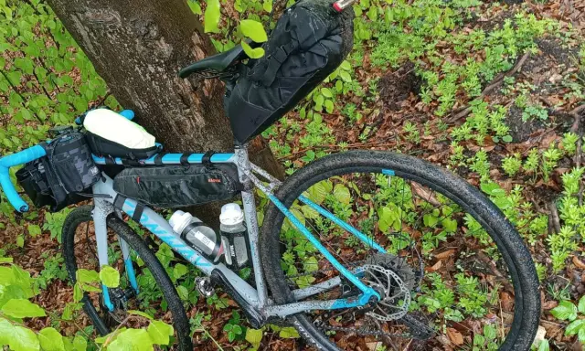 Gotowy na przygodę? Ten rower z sakwami to Twój pierwszy krok, jak zacząć jeździć na rowerze w terenie.
