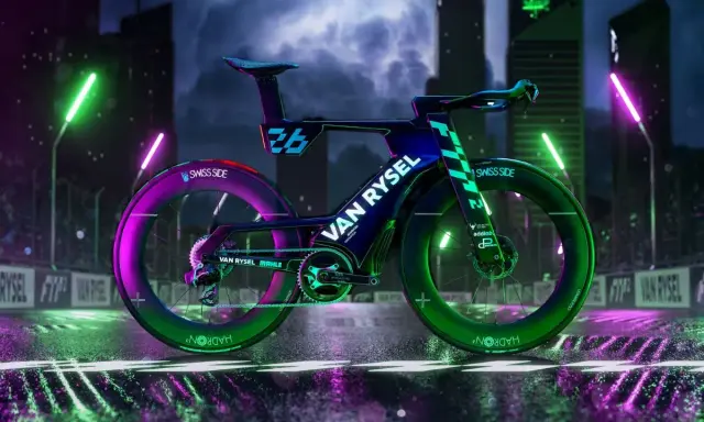 Rower Van Rysel, znanej firmy sportowej, w neonowym blasku miasta.