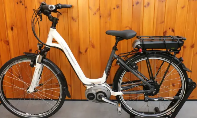 Biały rower elektryczny marki Bergamont z silnikiem Bosch. To świetny wybór dla osób szukających niezawodnego i stylowego środka transportu.