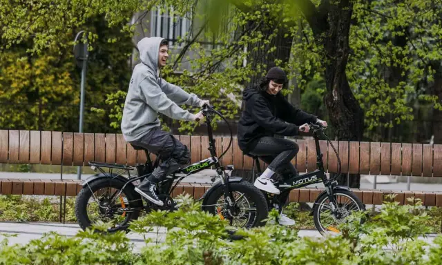Para cieszy się jazdą na rowerach elektrycznych, idealnych na dofinansowanie do roweru elektrycznego.