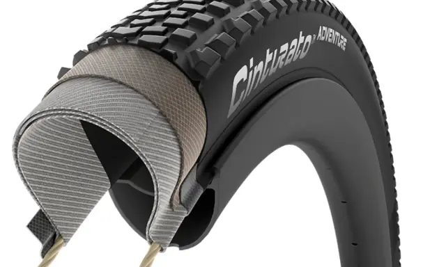 Przekrój opony rowerowej Pirelli Cinturato Adventure. Opona 700x40c jaki to rozmiar? Wytrzymała konstrukcja z wielowarstwowym karkasem.