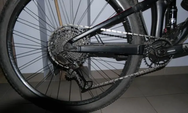 Tylna przerzutka rowerowa SRAM nie zrzuca w dół, blokując łańcuch na kasecie.