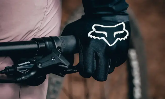 Rękawiczki rowerowe Fox z białym logo lisa na czarnym tle. Idealne pytanie: jakie rękawiczki na rower wybrać?