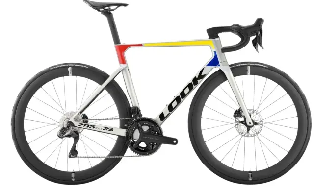 Srebrny rower szosowy LOOK 795 Blade RS z kolorowymi akcentami: czerwonym, żółtym i niebieskim.