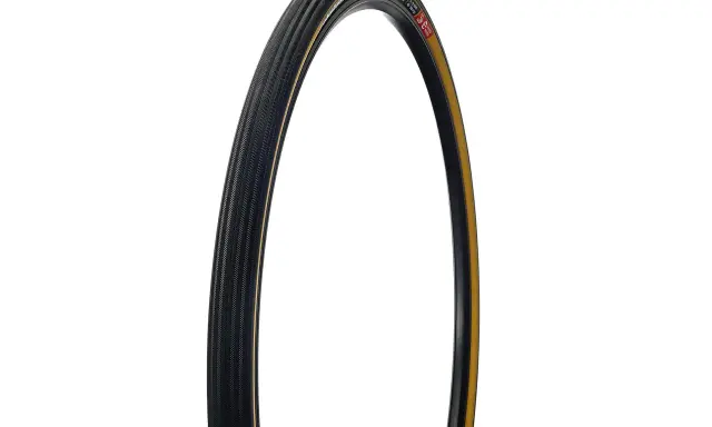 Opona rowerowa 700x25c, idealna na szosę. Jej rozmiar 700x25c zapewnia komfort i szybkość.