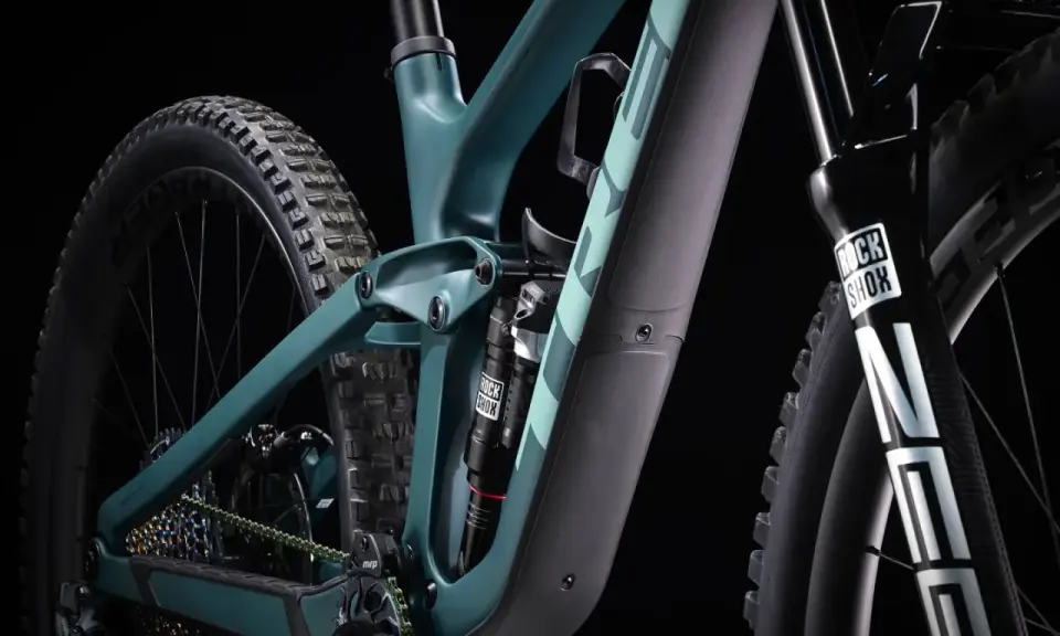 Zielony rower full suspension z amortyzatorem RockShox. Czy to hardtail czy full? Ten rower to zdecydowanie full.