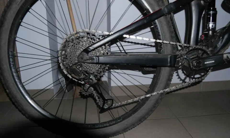 Tylna przerzutka rowerowa SRAM nie zrzuca w dół, blokując łańcuch na kasecie.