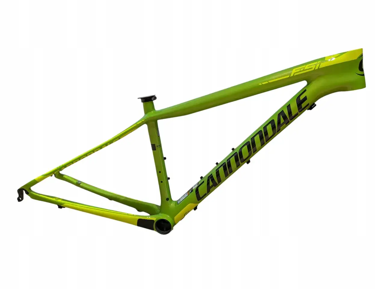 Zielona rama rowerowa Cannondale F-SI z ż&oacute;łtymi akcentami, gotowa na przygodę.
