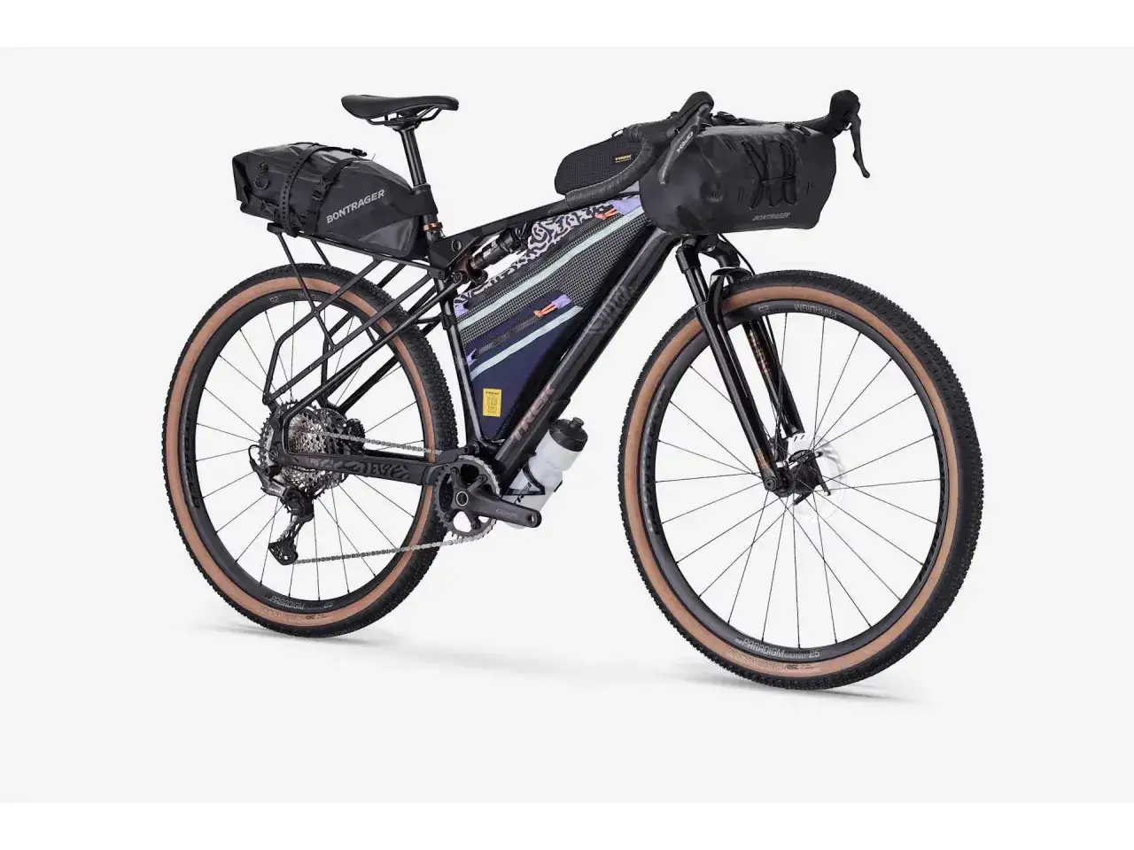 Rower gravelowy z sakwami Bontrager. Czy to firma Bergamont? Nie, to Trek.