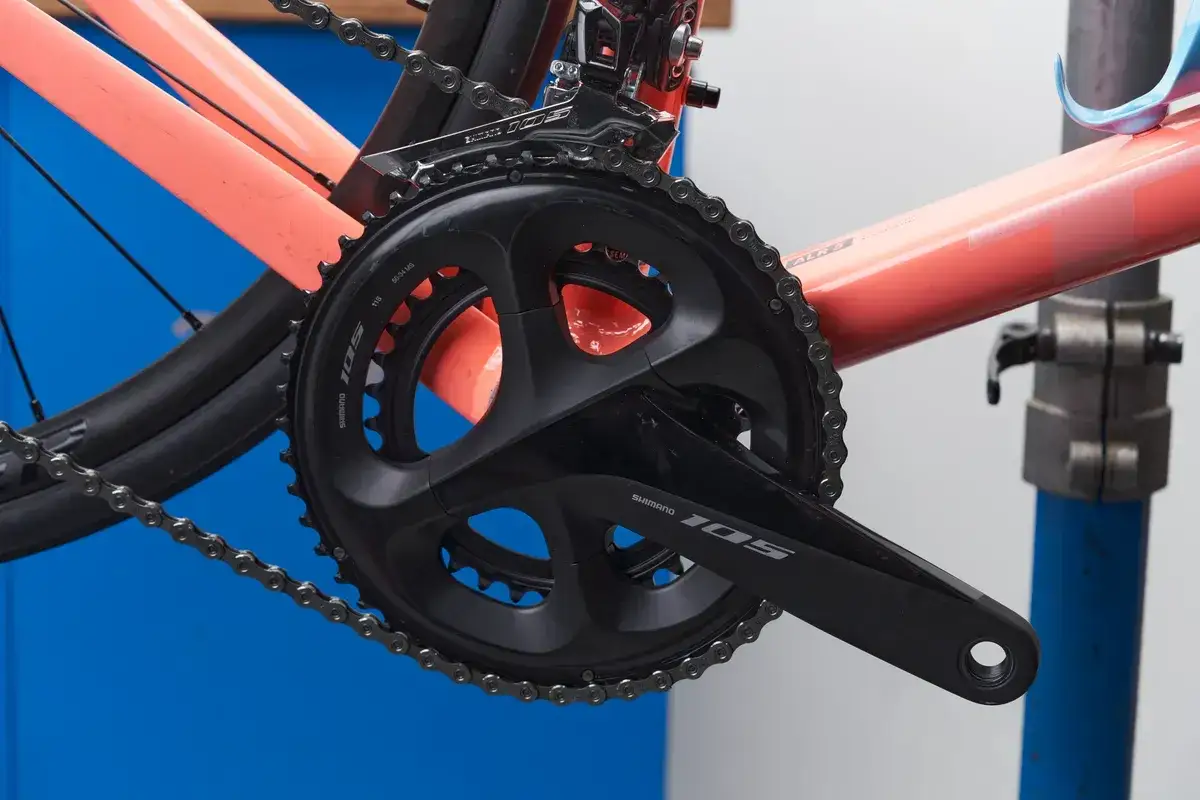 Nowy rower z korbą Shimano 105. Wymiana korby w rowerze to kluczowy element serwisu.
