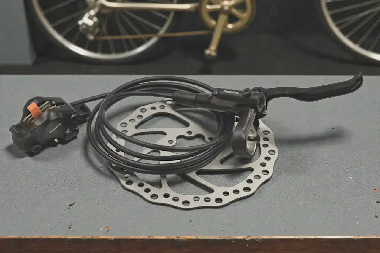 Zestaw hamulców tarczowych Shimano: zacisk, tarcza i manetka. Mechaniczne czy hydrauliczne? Wybór należy do Ciebie.