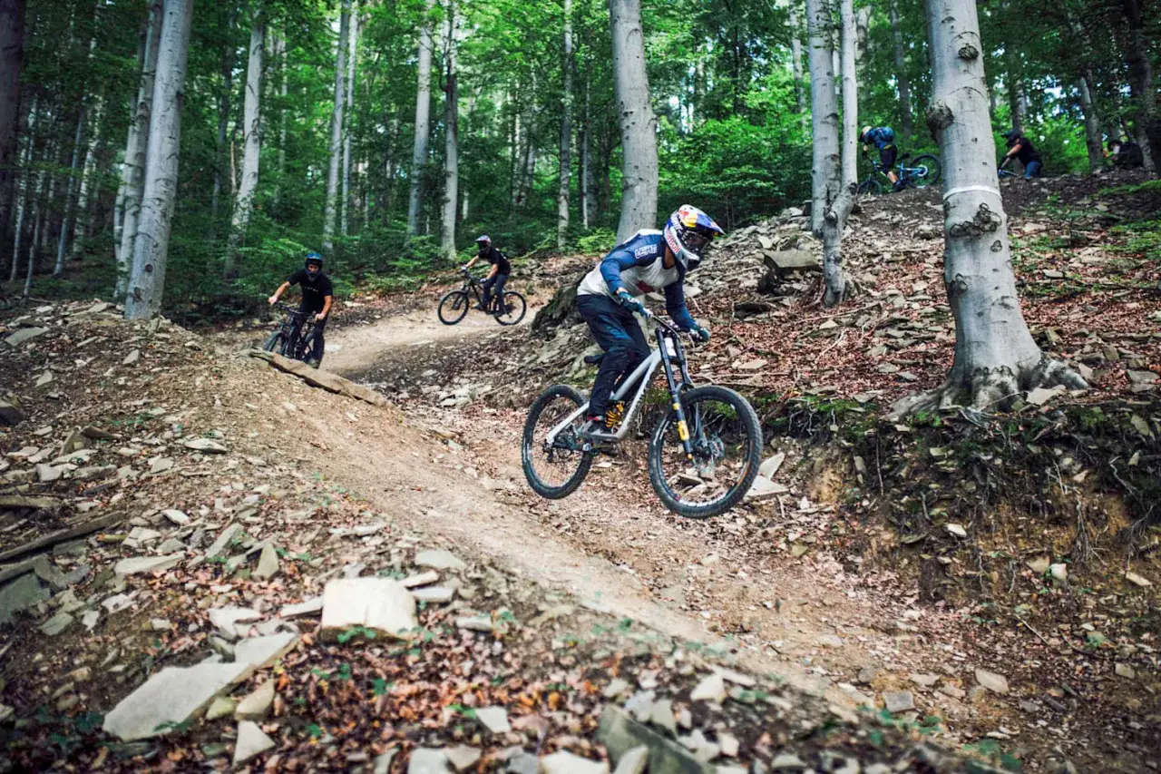 Zjazd rowerowy w lesie, czyli downhill co to jest? To szybka jazda po stromym, kamienistym i pełnym korzeni terenie.