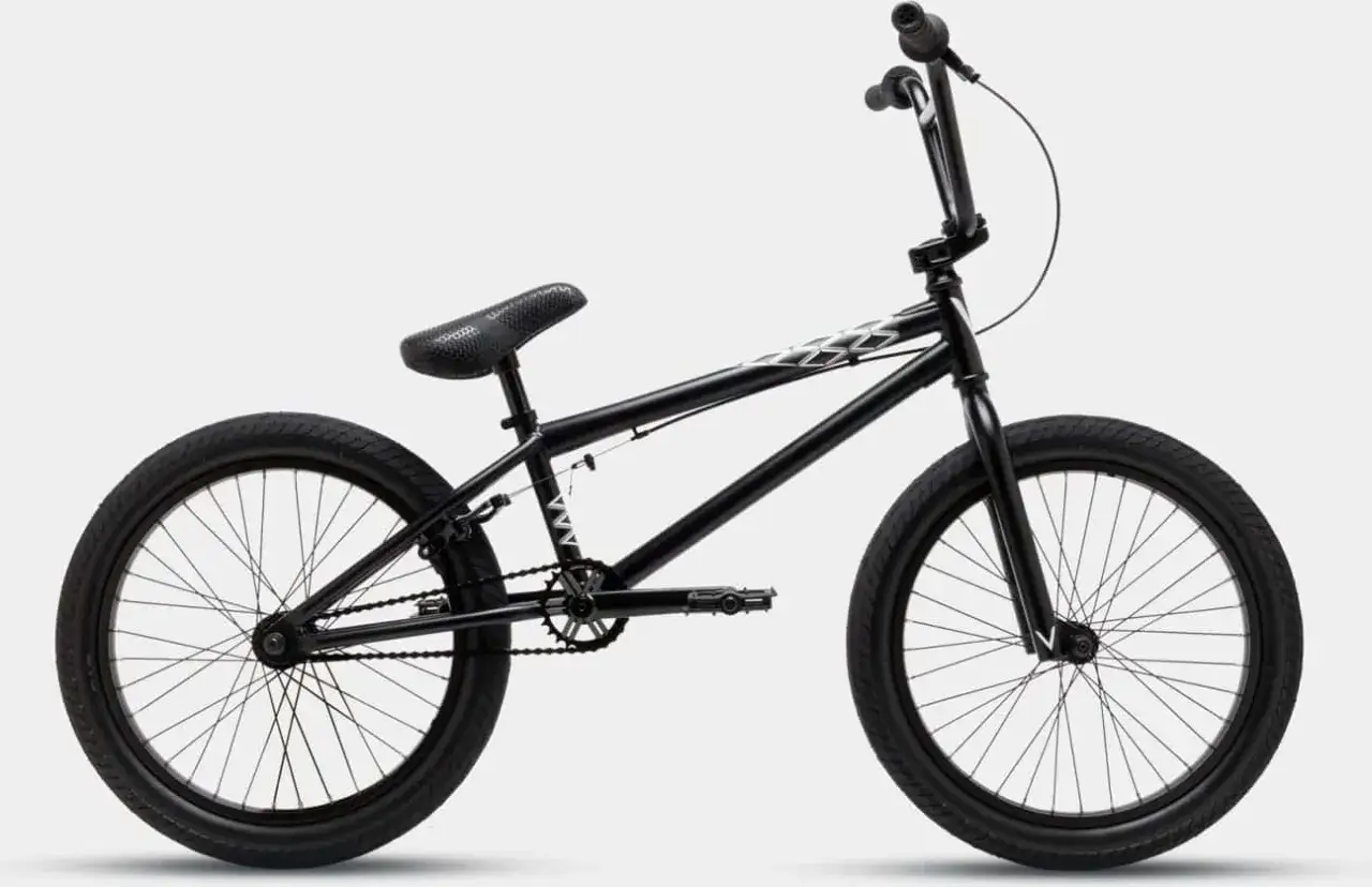 Czarny rower BMX z matowym wykończeniem. Jego rozmiar ramy bmx jest idealny do trik&oacute;w i ewolucji.