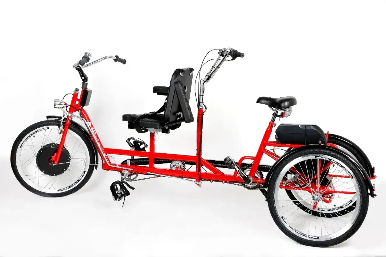 Czerwony rower elektryczny tr&oacute;jkołowy z dwoma siedzeniami, idealny dla os&oacute;b korzystających z dofinansowania PFRON do roweru elektrycznego.