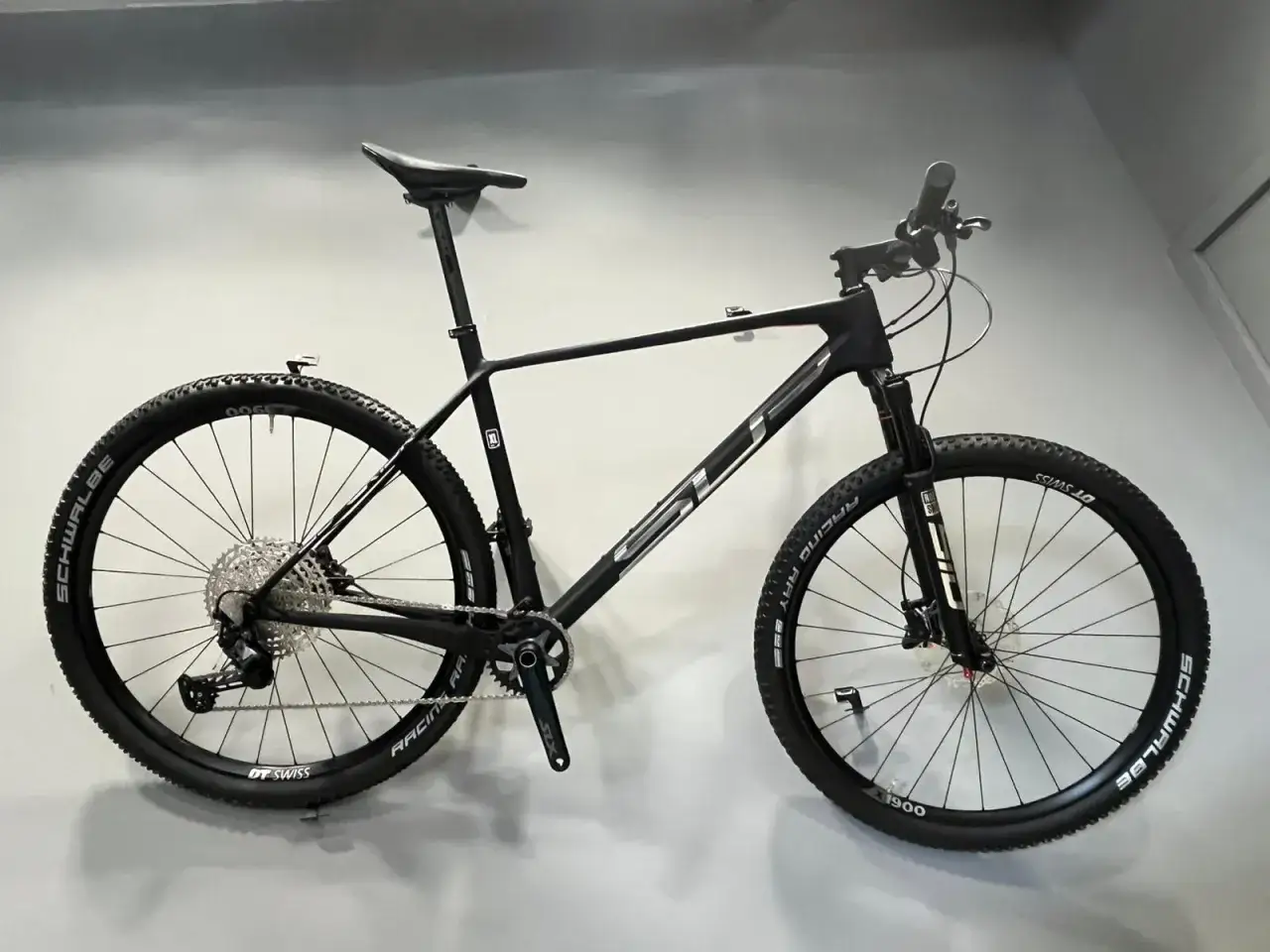 Czarny rower górski z napędem Shimano, oponami Schwalbe i obręczami DT Swiss. Model ten, superior xp 969, to marzenie każdego miłośnika terenowej jazdy.