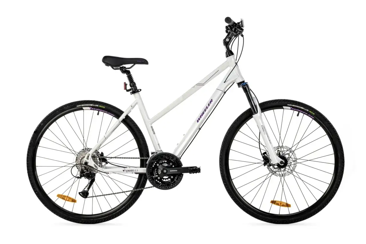 Biały rower Wheeler Cross 6.3, idealny na podmiejskie wycieczki, z widocznym napędem Shimano.