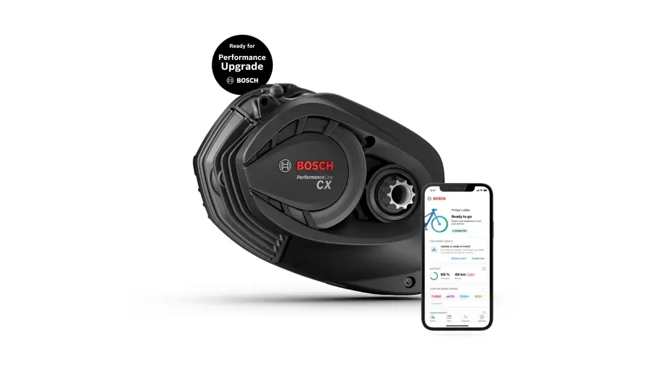 Silnik Bosch Performance CX Gen 5 do e-bike'a, obok smartfon z aplikacją Bosch eBike Flow, pokazującą stan baterii i tryby jazdy.
