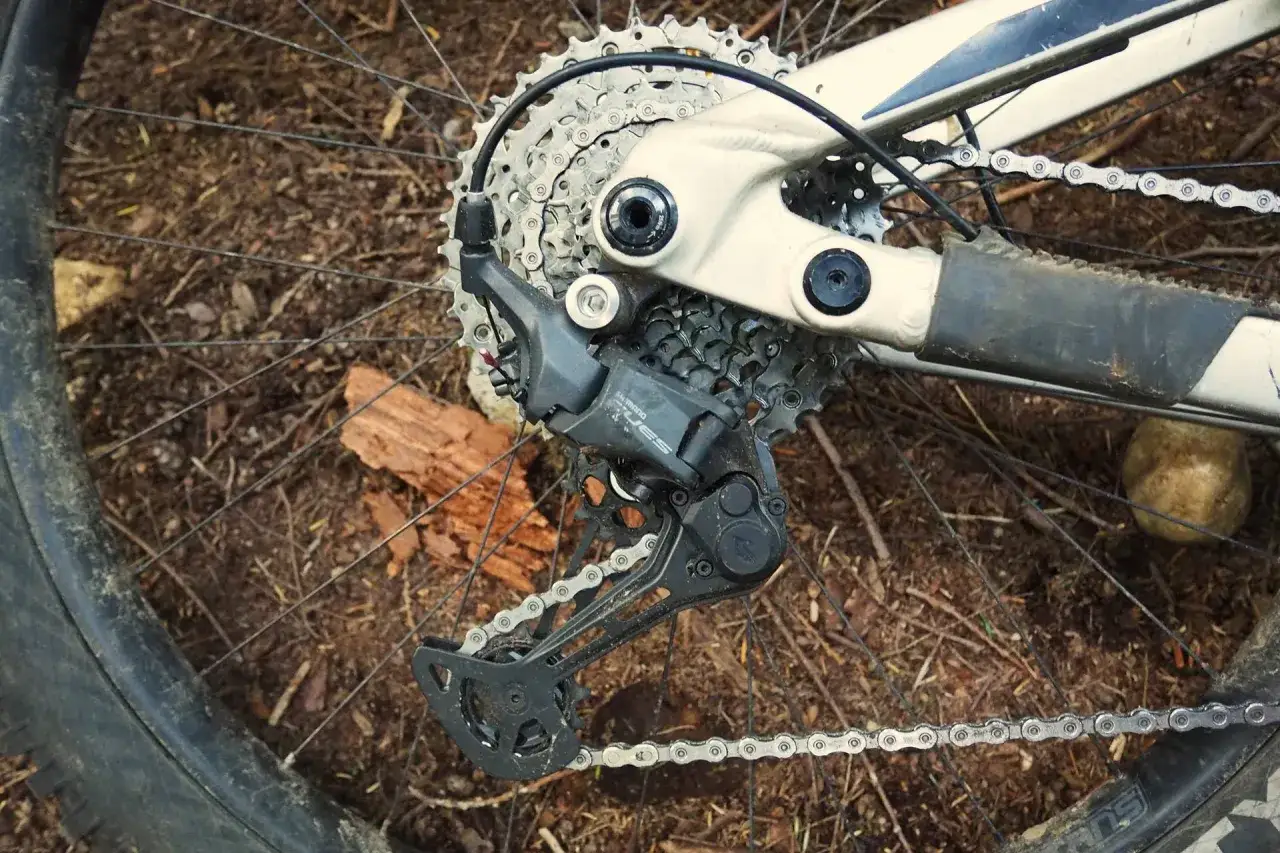 Tylna przerzutka Shimano CUES na rowerze górskim, gotowa na trudne trasy.