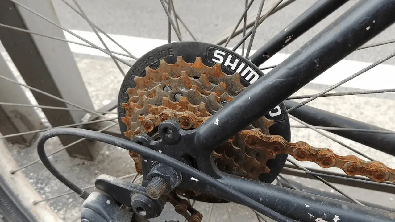 Zardzewiały rowerowy napęd Shimano. Zobacz, jak usunąć rdzę z roweru, by zn&oacute;w działał płynnie.