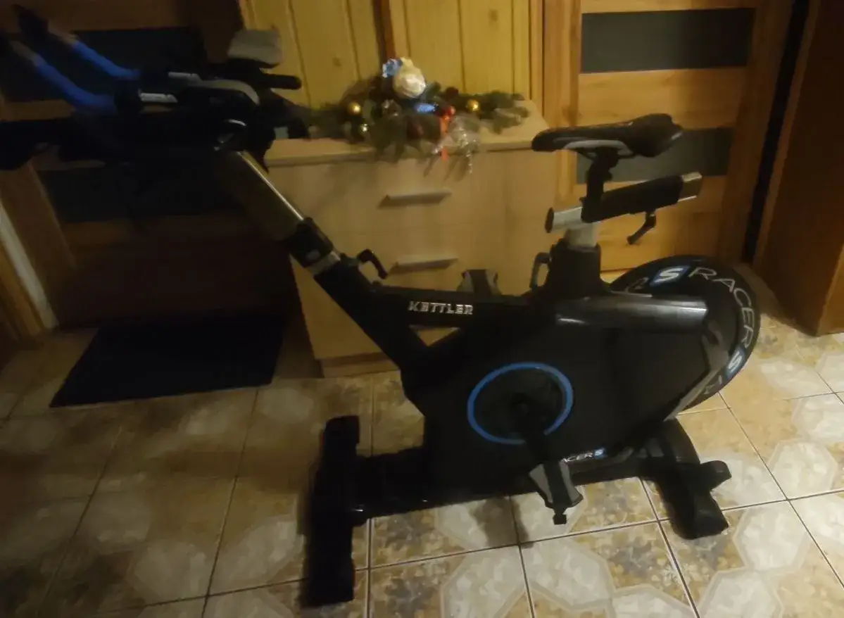 Rower magnetyczny Kettler Racer S. Słychać stukanie przy pedałowaniu, może czas na serwis?