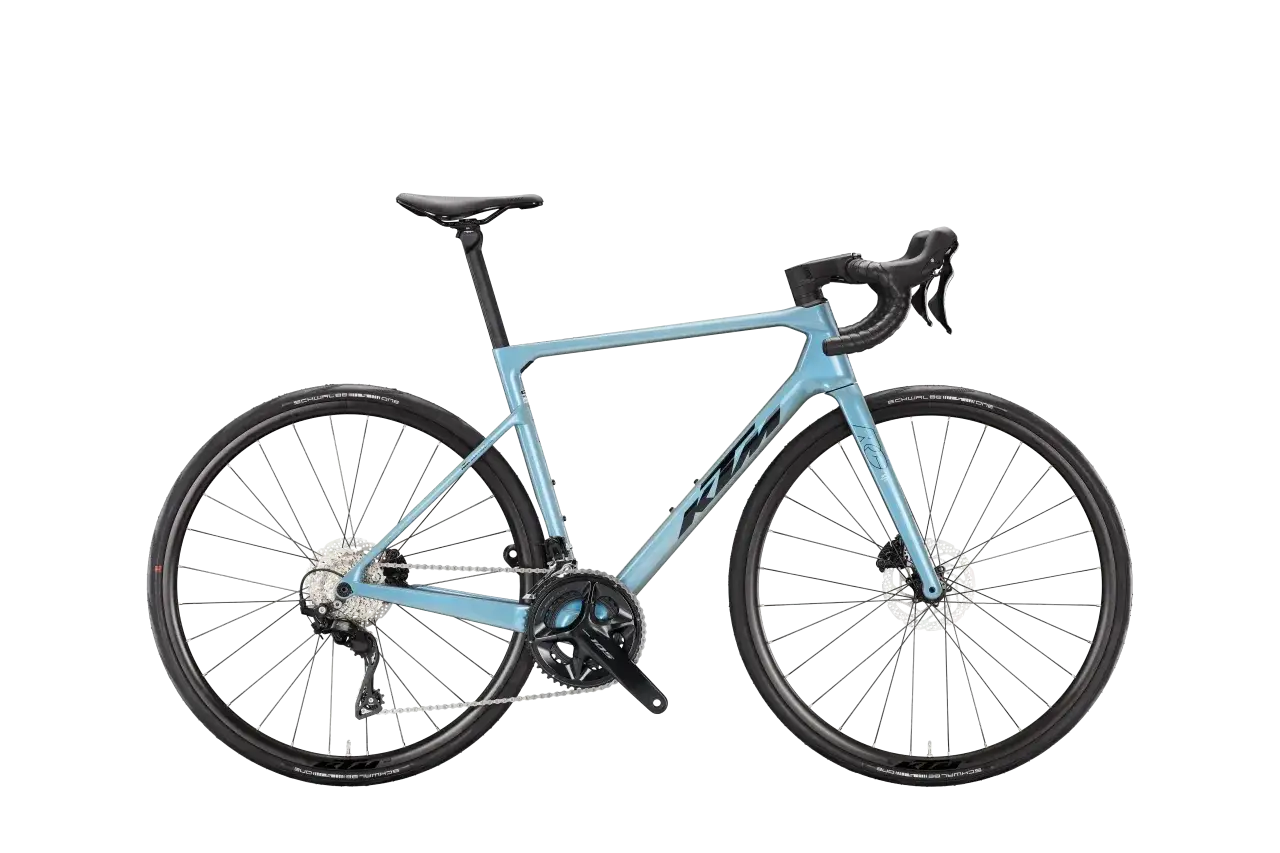 Lekki, błękitny rower szosowy KTM Revelator Alto z hamulcami tarczowymi i napędem Shimano.