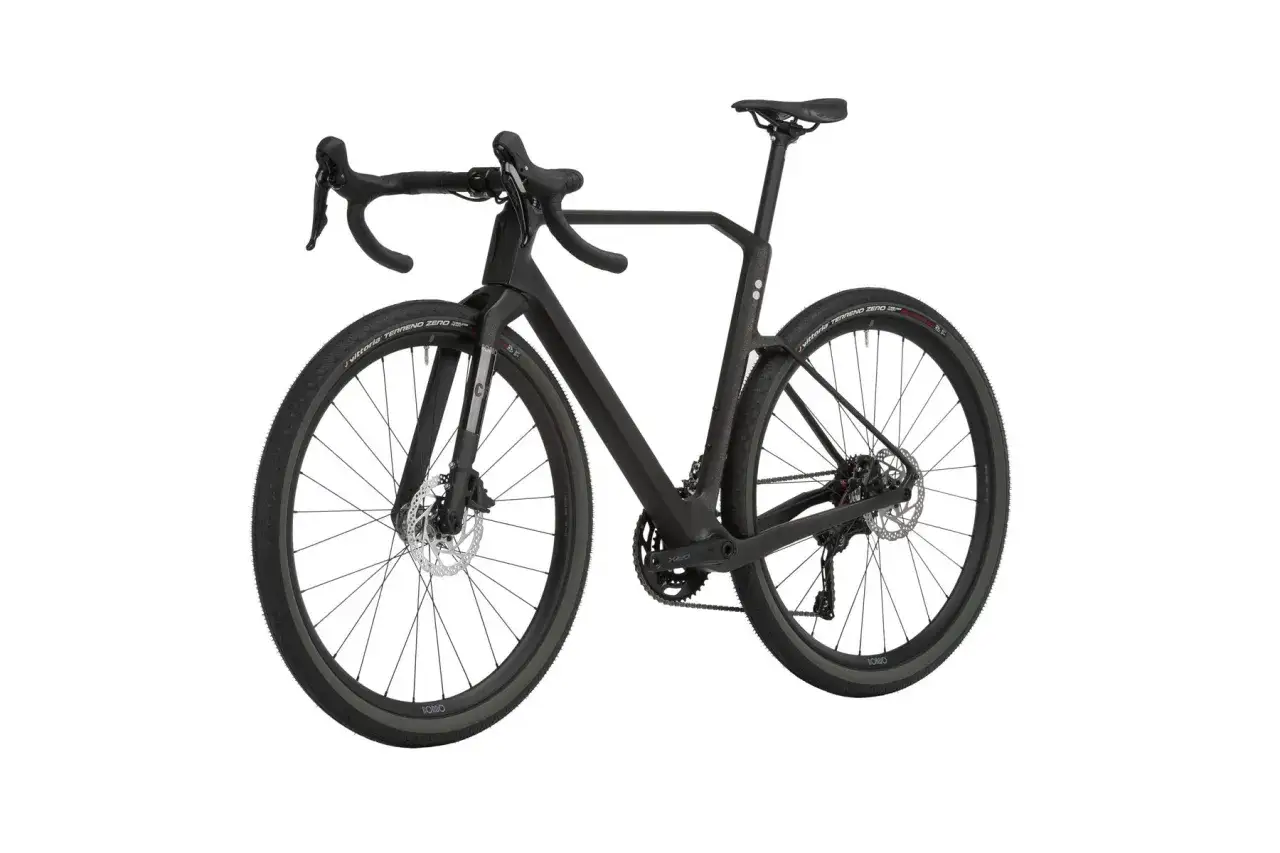 Czarny rower gravelowy Rondo Ratt z oponami Vittoria Terreno Zero, gotowy na każdą trasę.