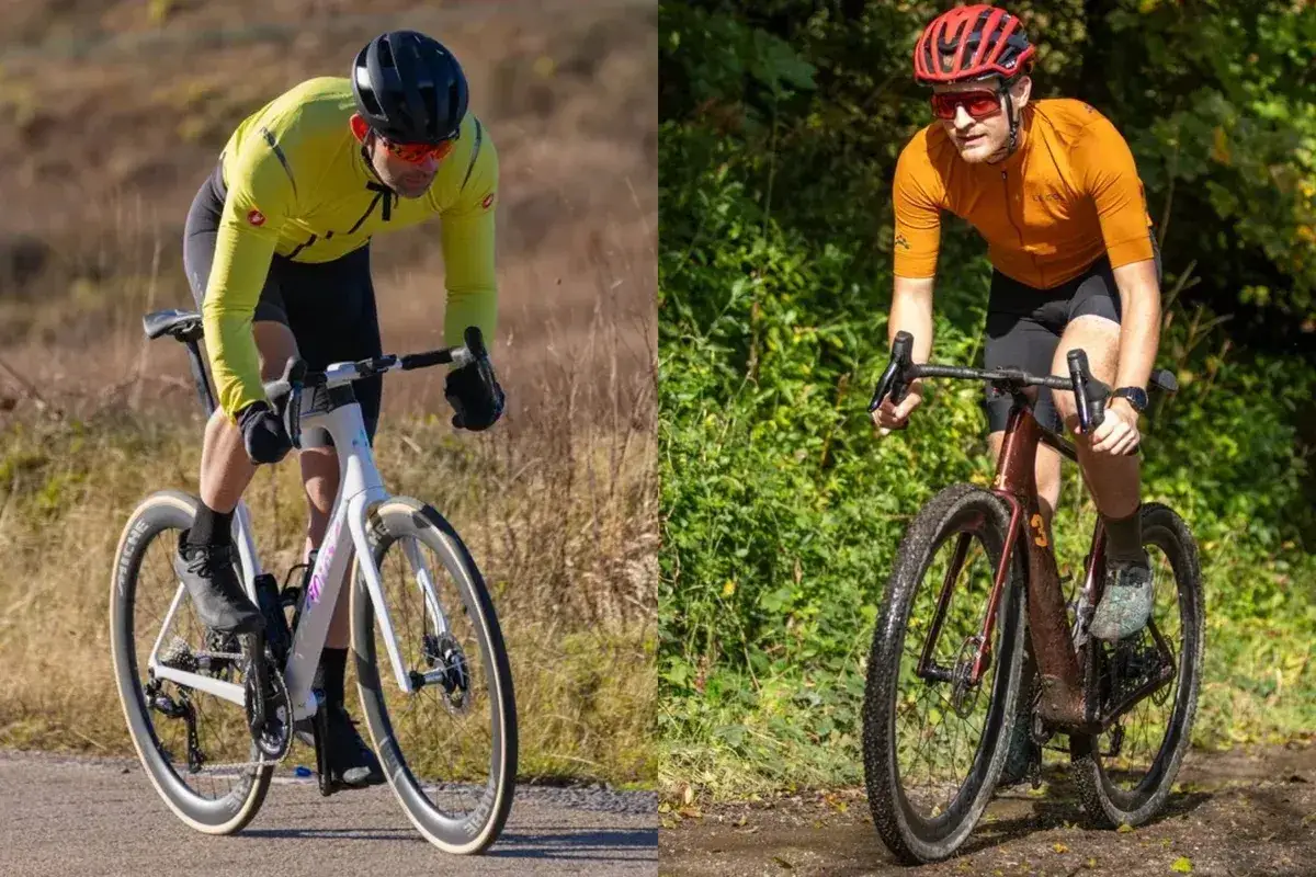 Dw&oacute;ch kolarzy na rowerach typu fitness. Jeden na białym rowerze w ż&oacute;łtej koszulce, drugi na brązowym w pomarańczowej.