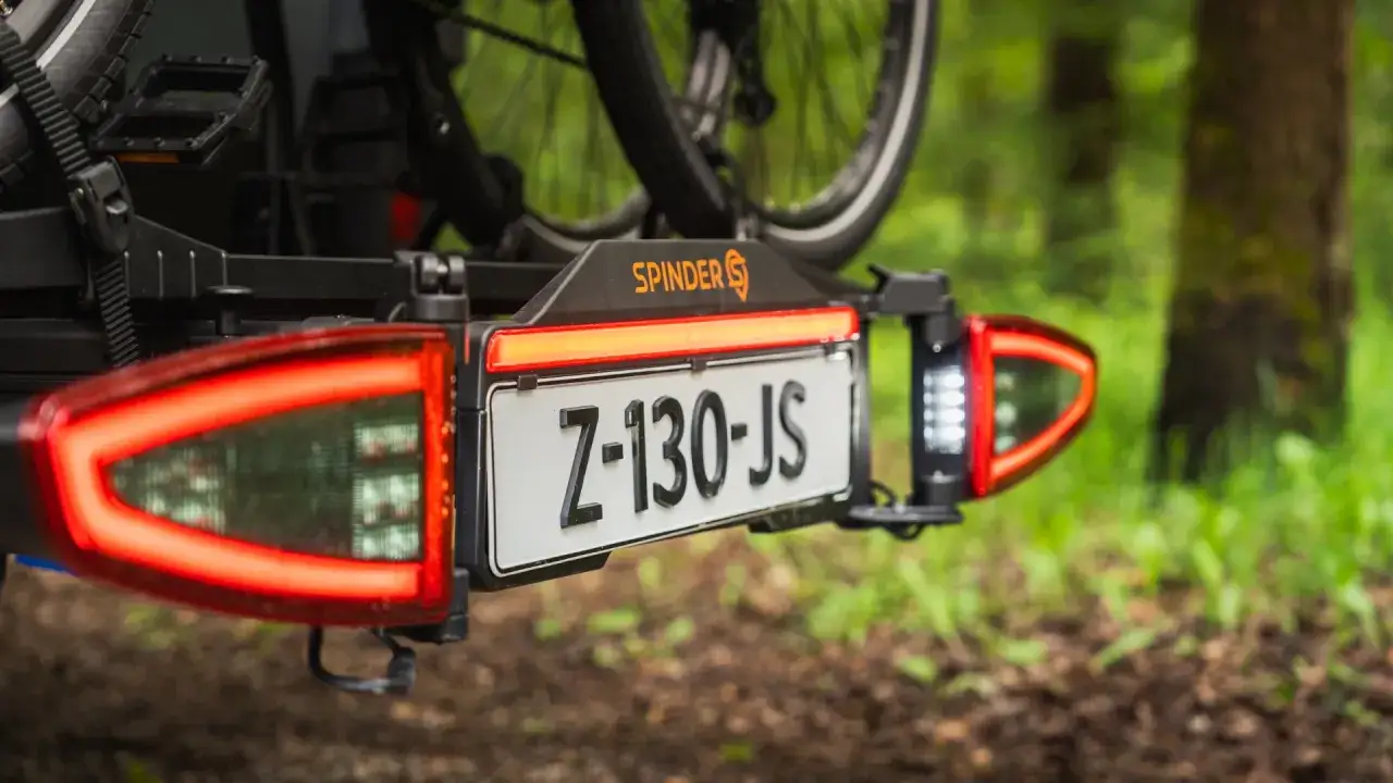 Bagażnik rowerowy z tablicą rejestracyjną Z-130-JS i światłami LED. Gotowy na wycieczkę!