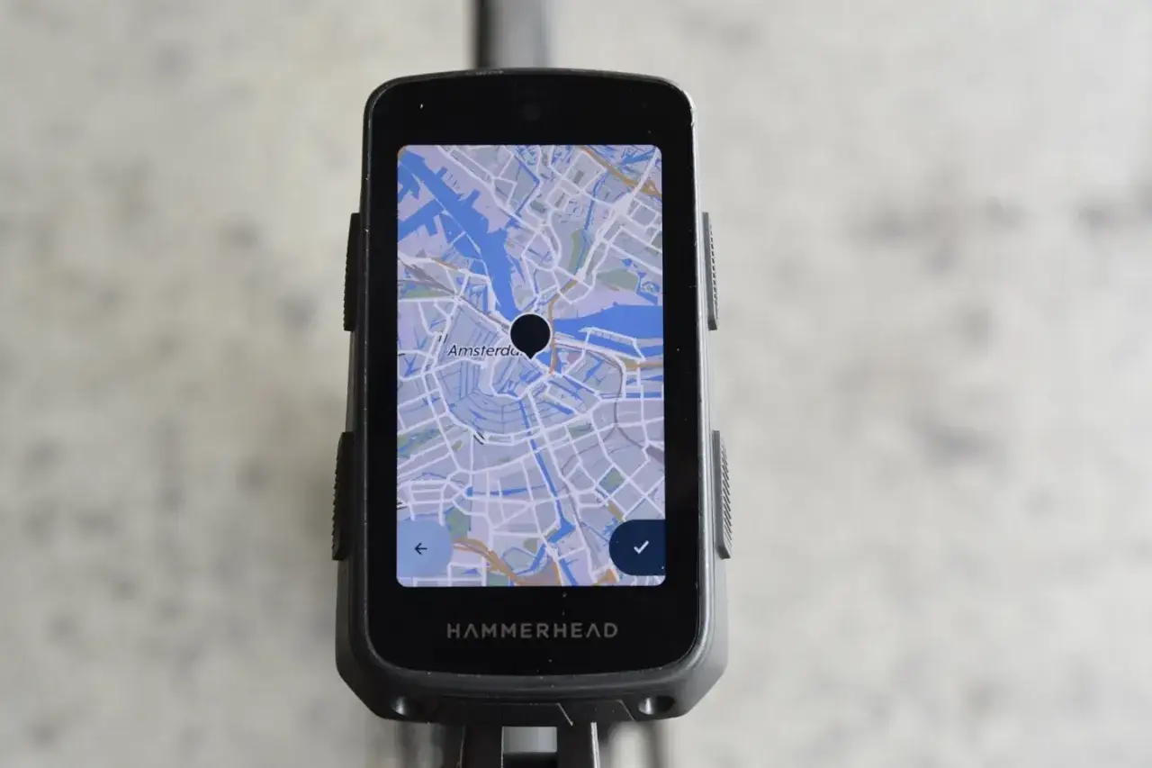 Nawigacja Hammerhead Karoo 3 pokazuje mapę Amsterdamu z zaznaczonym punktem.