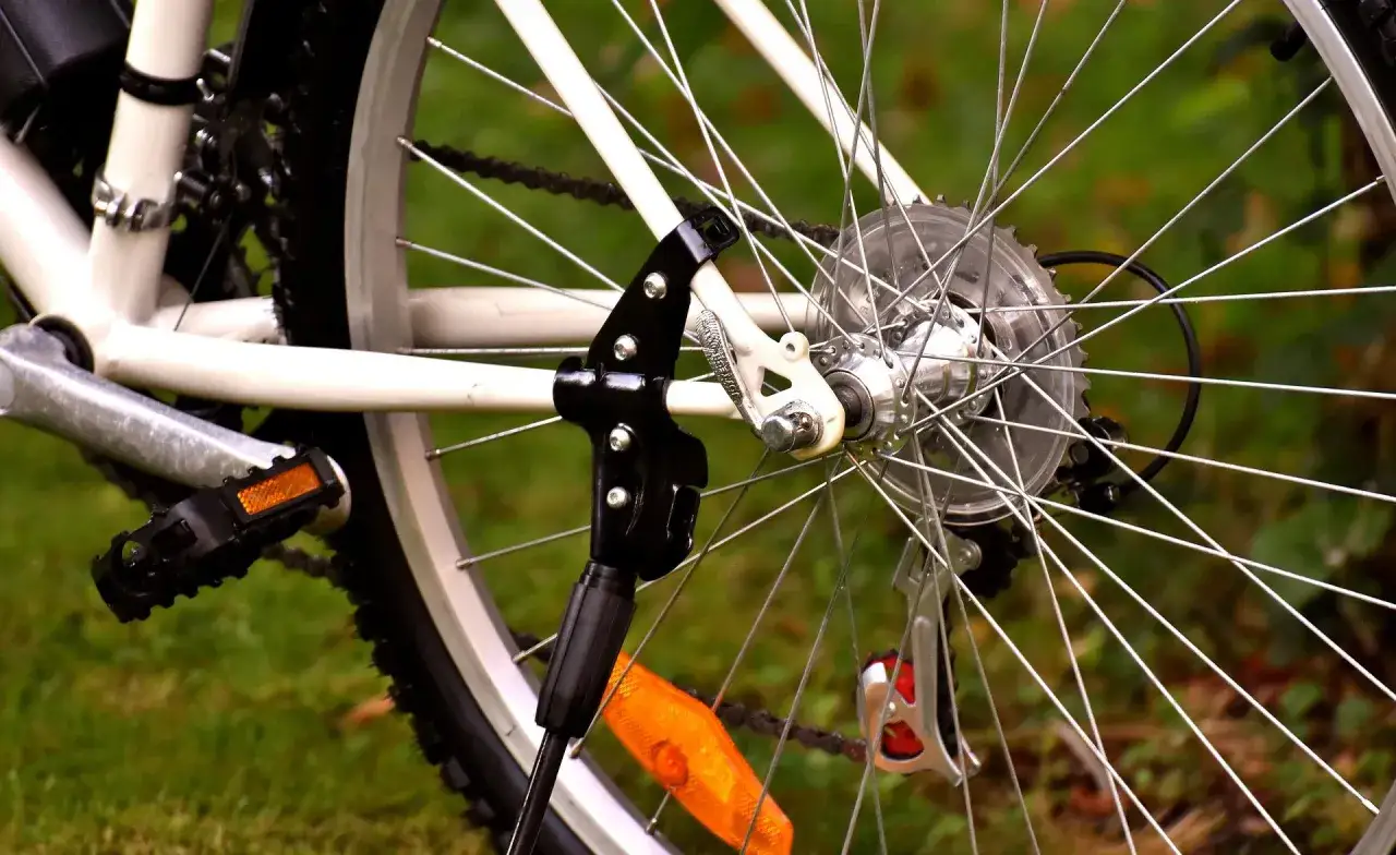 Jak założyć tylne koło w rowerze? Widok na mechanizm przerzutek, kasetę i szprychy.