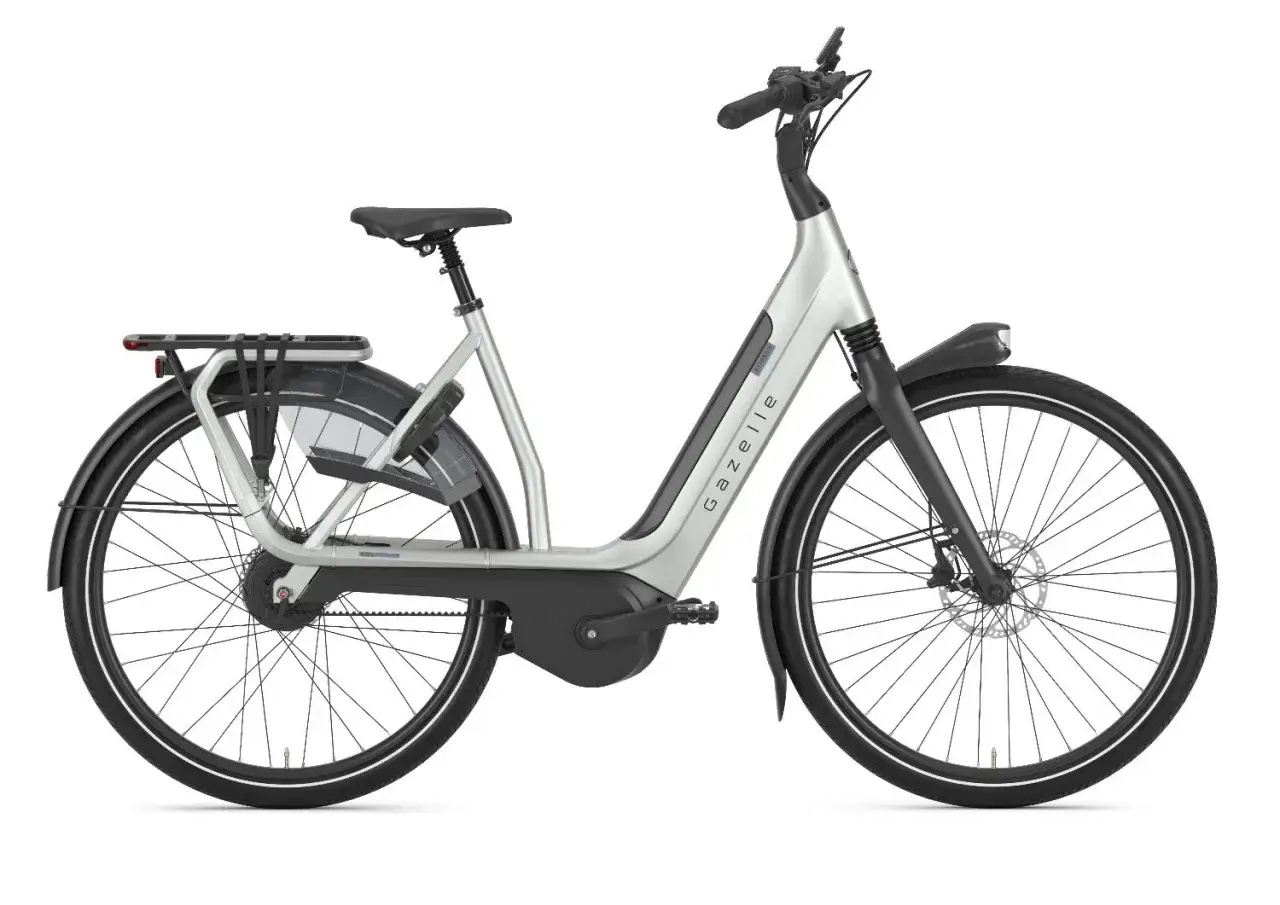 Srebrny rower elektryczny Gazelle, gotowy do testu. Elegancki design i praktyczny bagażnik.