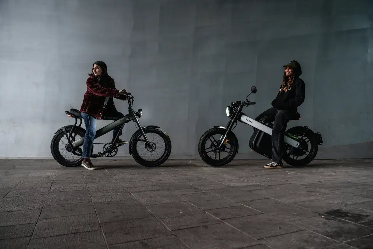 Dwie osoby na stylowych rowerach elektrycznych. Zastanawiasz się, czy rower elektryczny trzeba rejestrować?