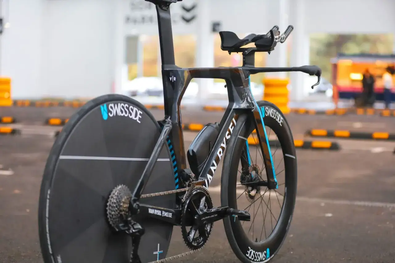 Na jakich rowerach jeżdżą kolarze? Na aerodynamicznych, karbonowych maszynach Van Rysel z kołami Swiss Side, idealnych do bicia rekord&oacute;w.
