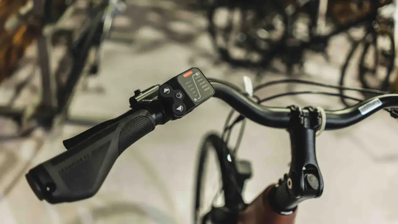 Uchwyt kierownicy roweru elektrycznego Unibike z panelem sterowania. To firma, która oferuje nowoczesne rowery.