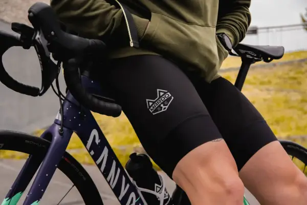 Idealne jakie spodenki rowerowe na długie trasy. Czarny, dopasowany model z logo MARDO na udzie, idealny do jazdy na rowerze.