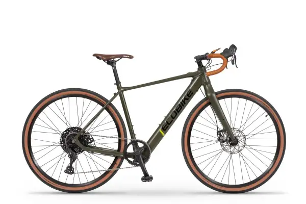 Zielony rower gravelowy z brązowym siodełkiem i owijką kierownicy. Napis "ECOBIKE" na ramie. To firma tworząca rowery.