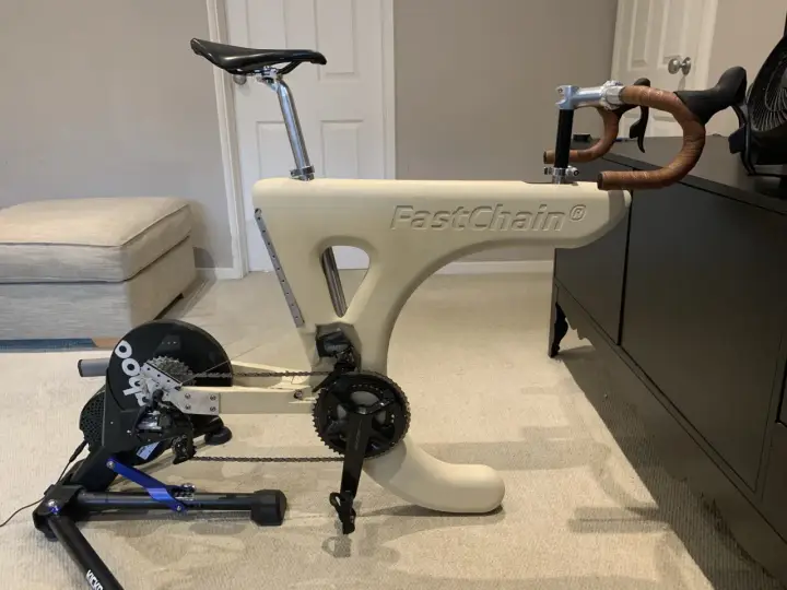Jak zrobić trenażer do roweru? Oto gotowy sprzęt z napędem Wahoo Kickr i ramą FastChain.