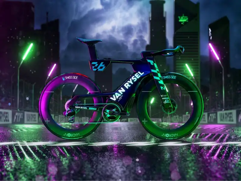 Rower Van Rysel, znanej firmy sportowej, w neonowym blasku miasta.